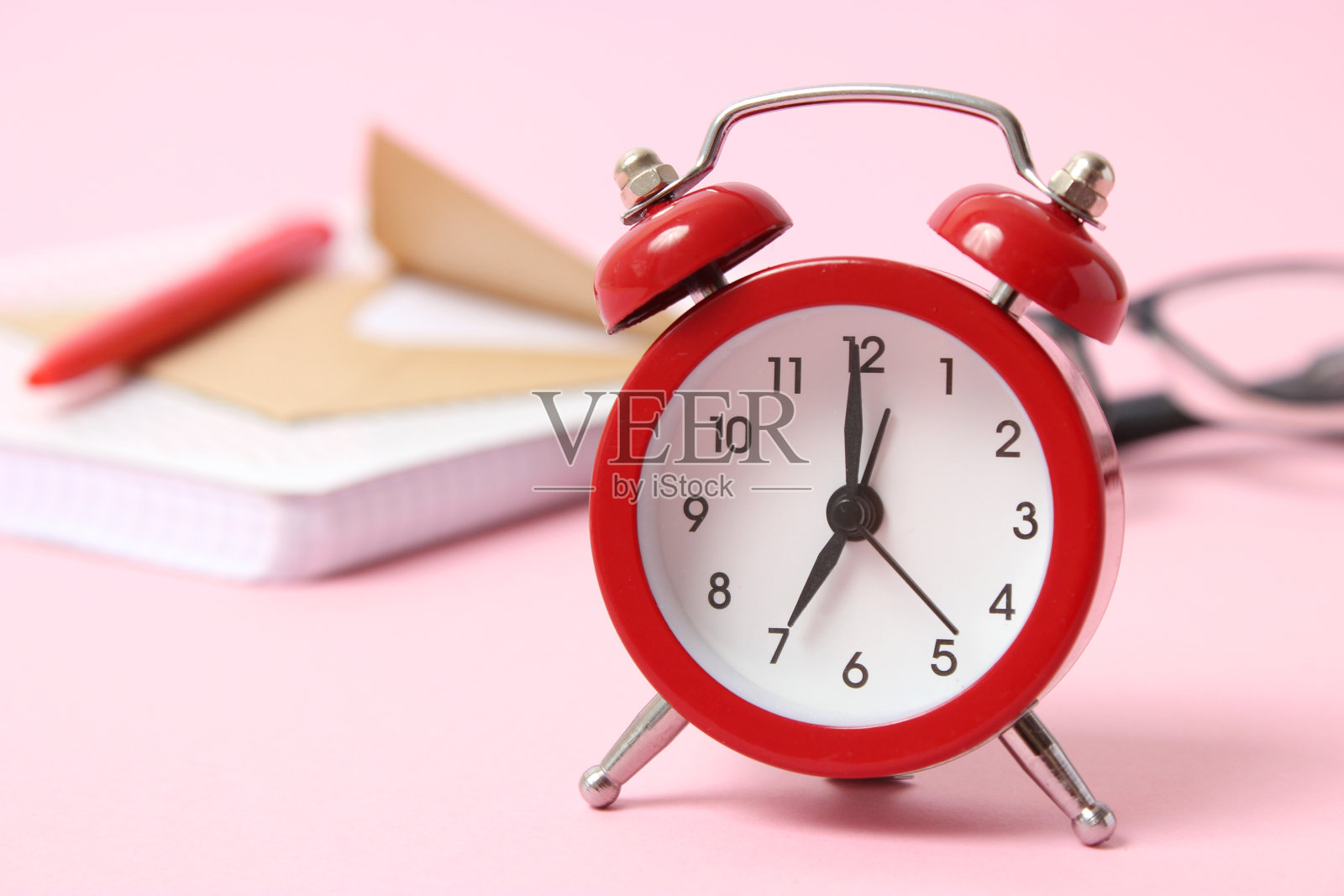 彩色背景上的机械闹钟照片摄影图片