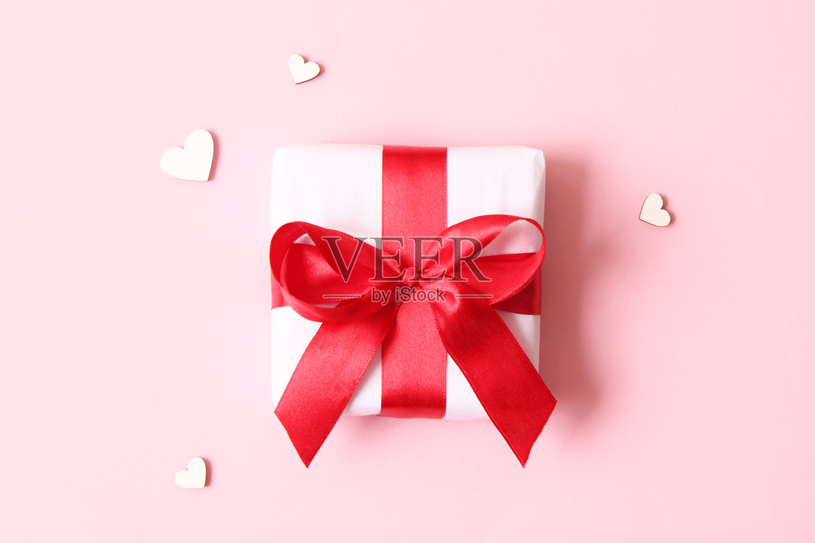 极简主义风格的情人节背景。心照片摄影图片
