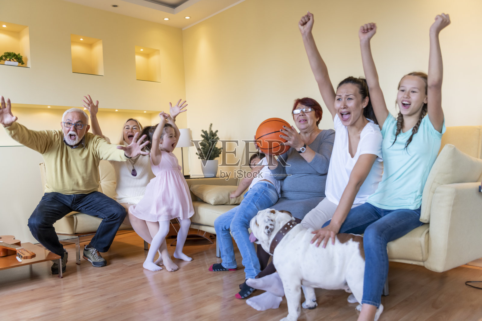 快乐的家庭支持国家篮球队。照片摄影图片