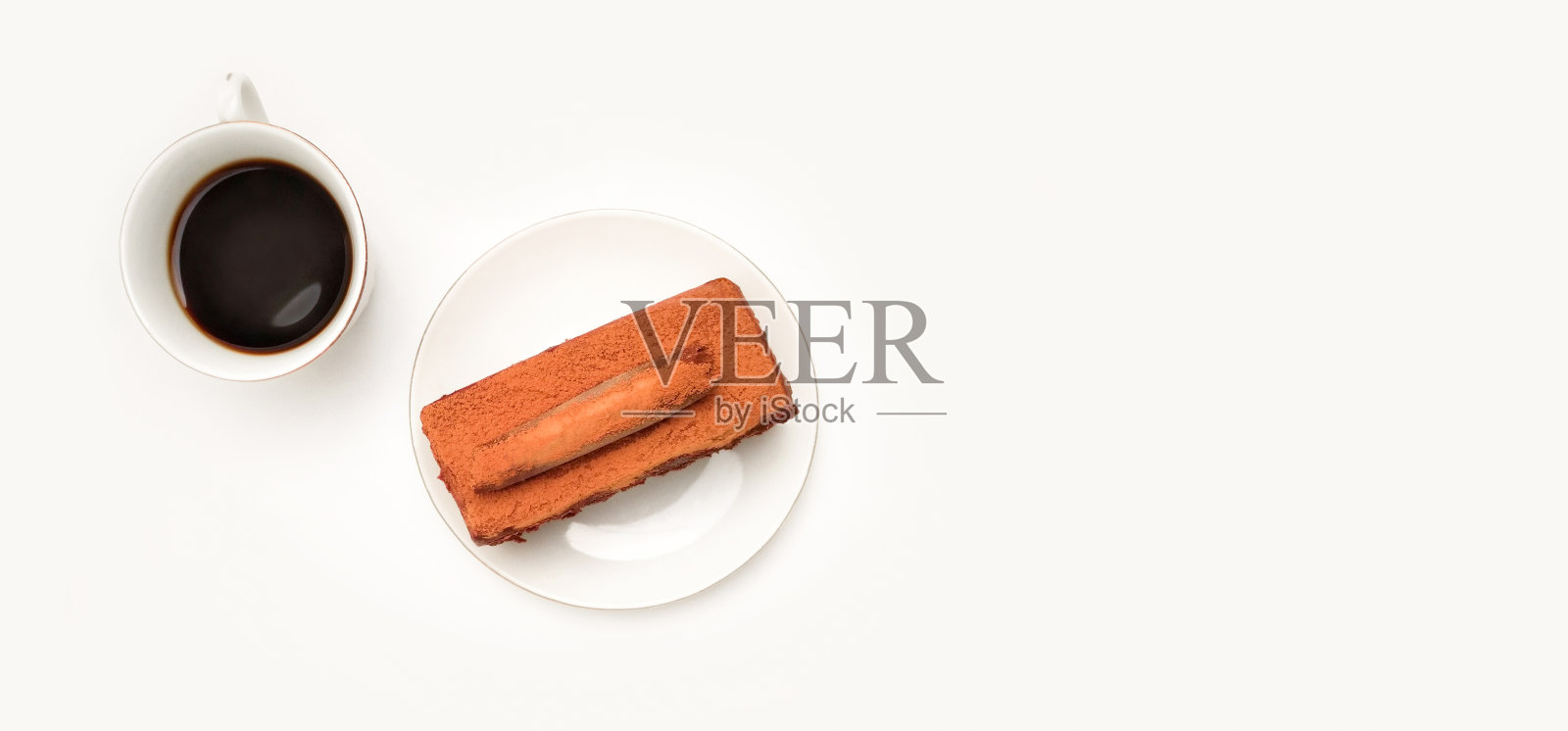 黑咖啡和一块巧克力蛋糕，俯视图和复制空间照片摄影图片