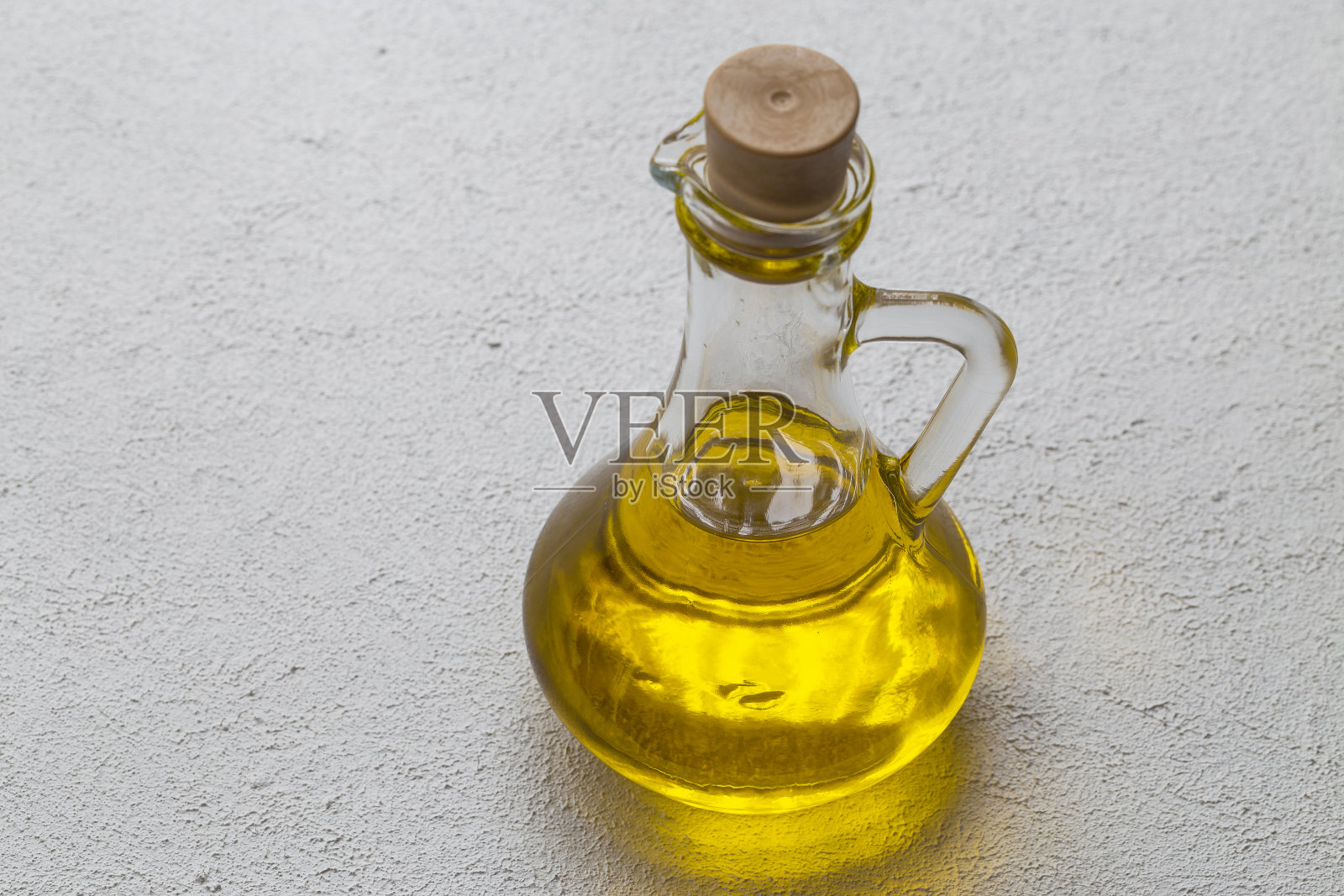 橄榄油的形象。橄榄油是一种健康的油，用于沙拉、dolma和膳食。它是一种对人体健康非常重要的油。照片摄影图片