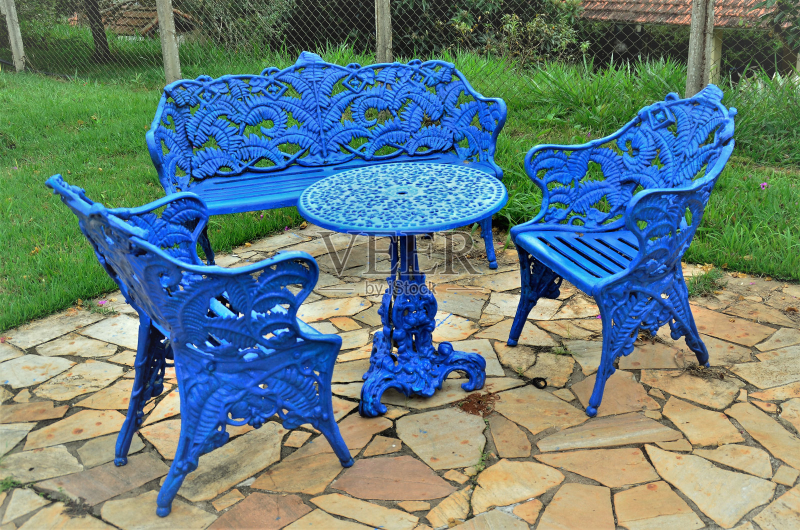 花园里的蓝色铸铁桌椅照片摄影图片