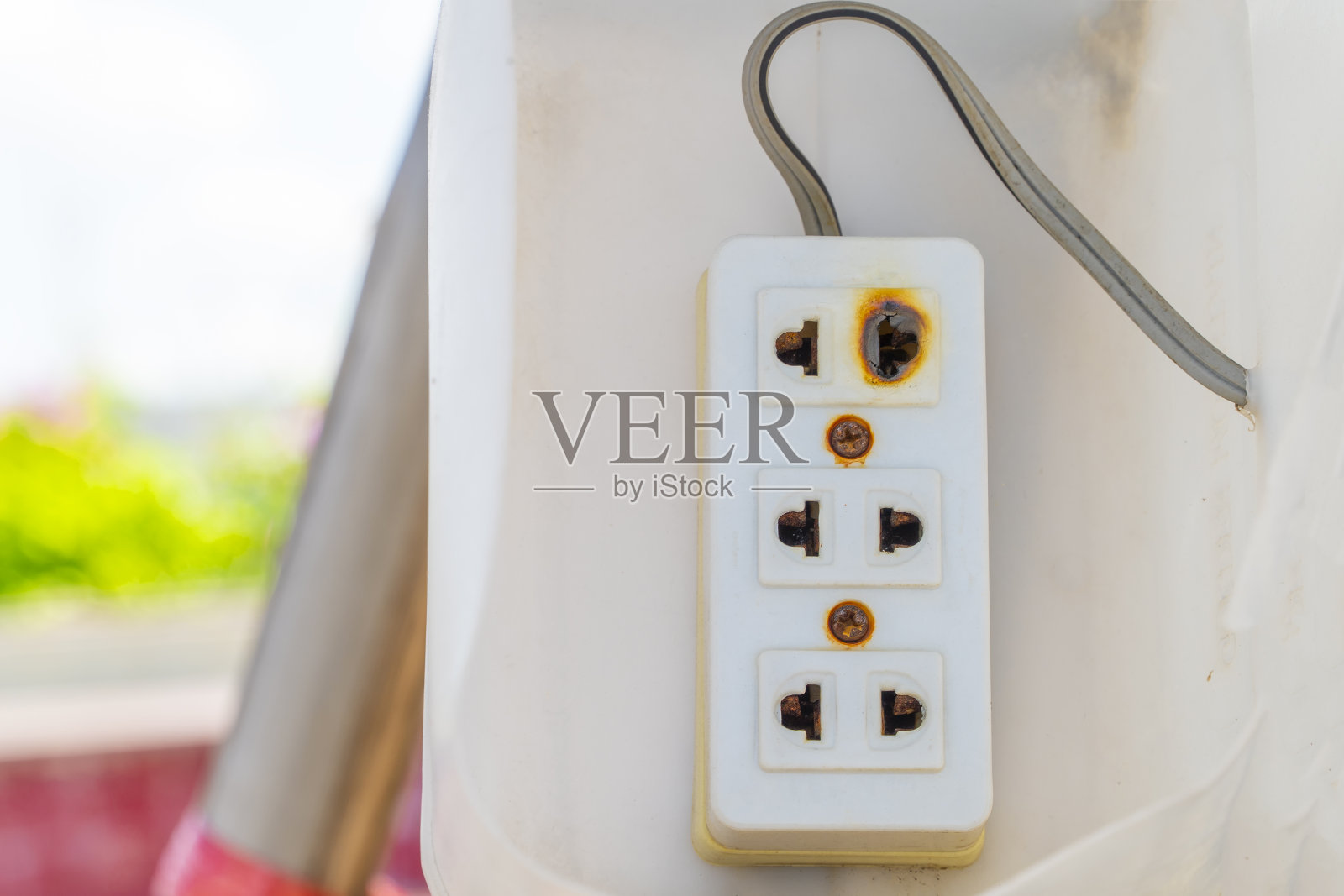 电源插头白色损坏有烧伤是引起火灾的原因照片摄影图片