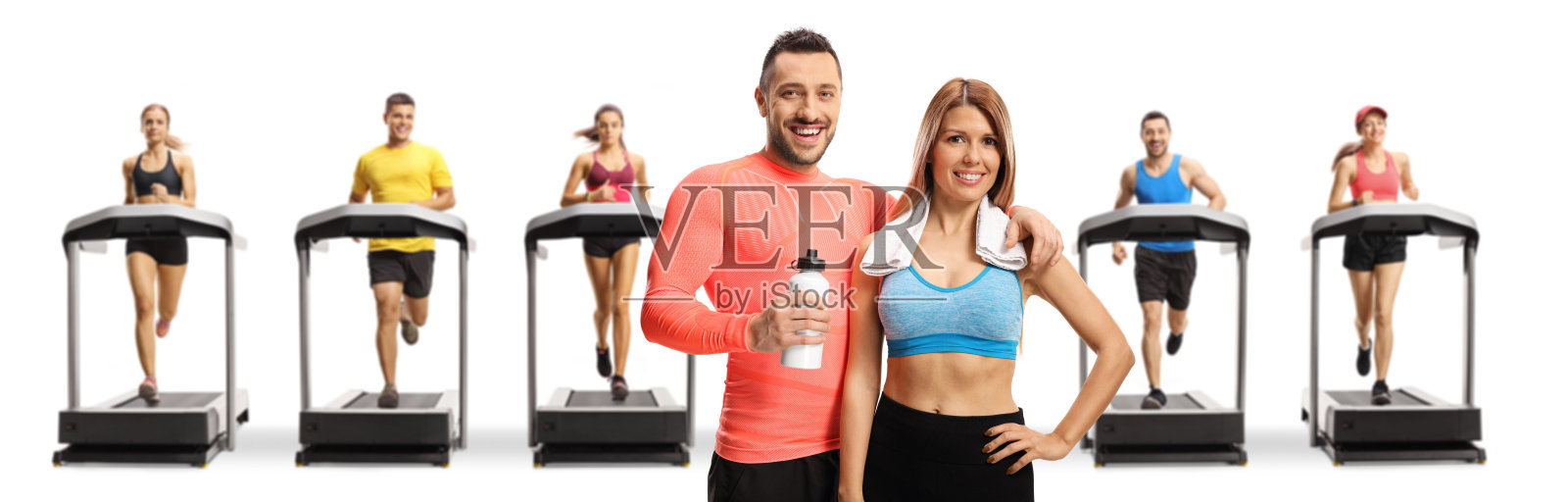 穿着运动服的年轻人和在跑步机上跑步的人在后面照片摄影图片