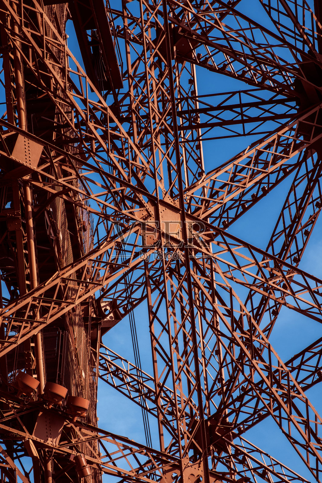 蓝天映衬下的镂空金属结构照片摄影图片