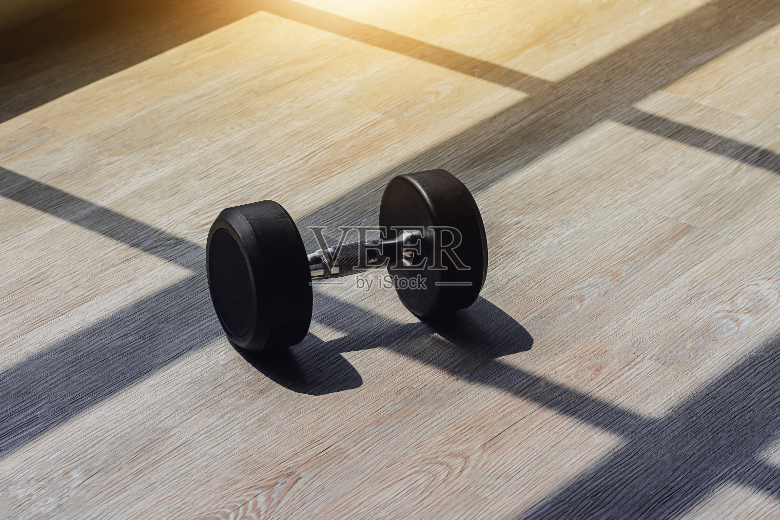 哑铃在健身房里用于室内体重运动照片摄影图片