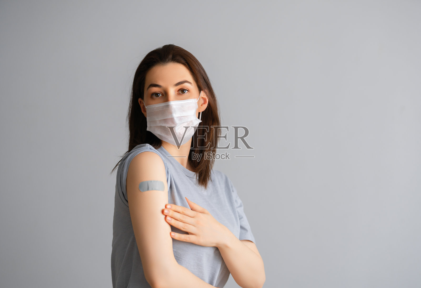 接种疫苗后的年轻妇女照片摄影图片