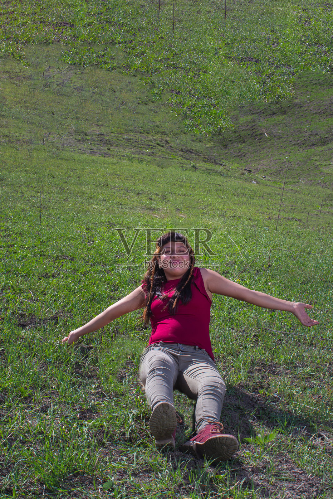 欢笑的墨西哥女孩坐在野炊的田野。年轻的拉美裔照片摄影图片