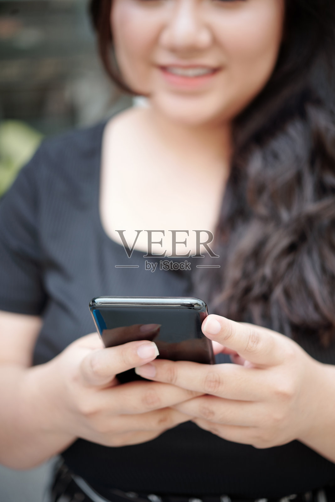 发短信的年轻女子照片摄影图片