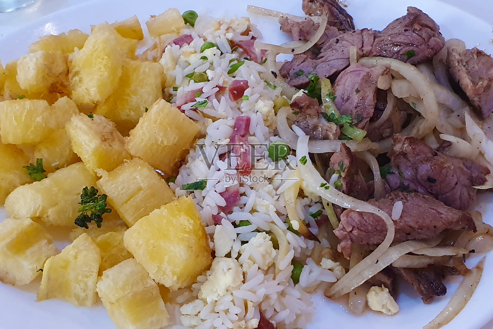 烤牛肉配大米和木薯照片摄影图片