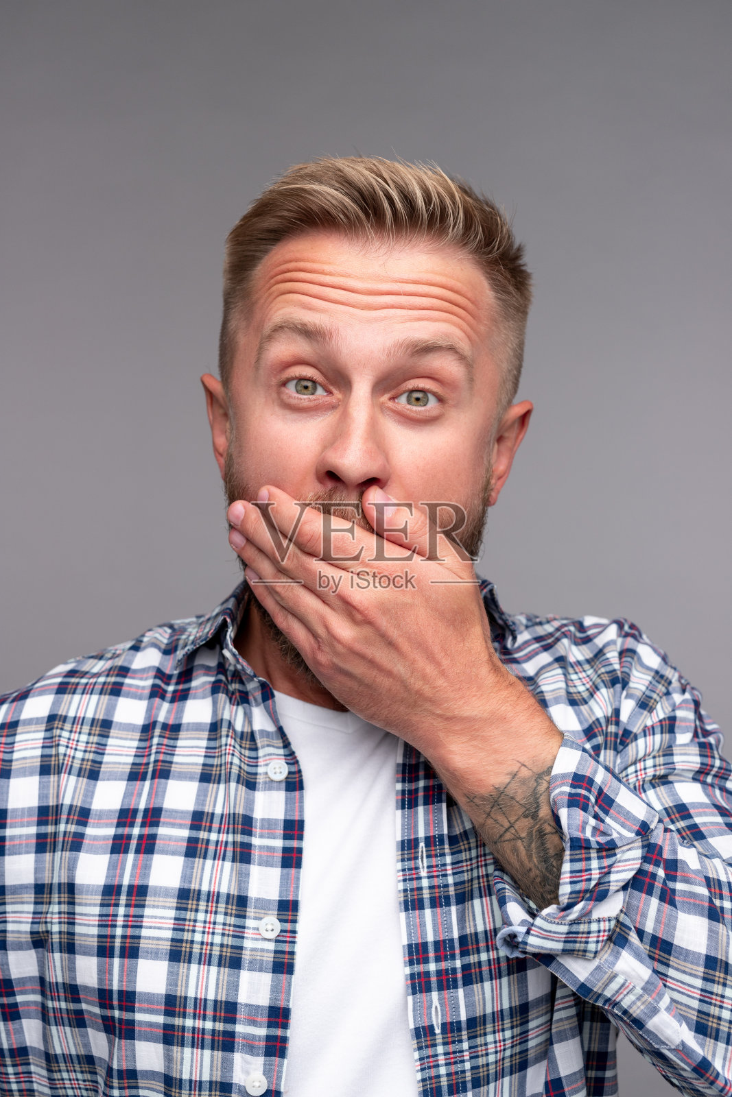 演播室里的快乐惊奇的人照片摄影图片