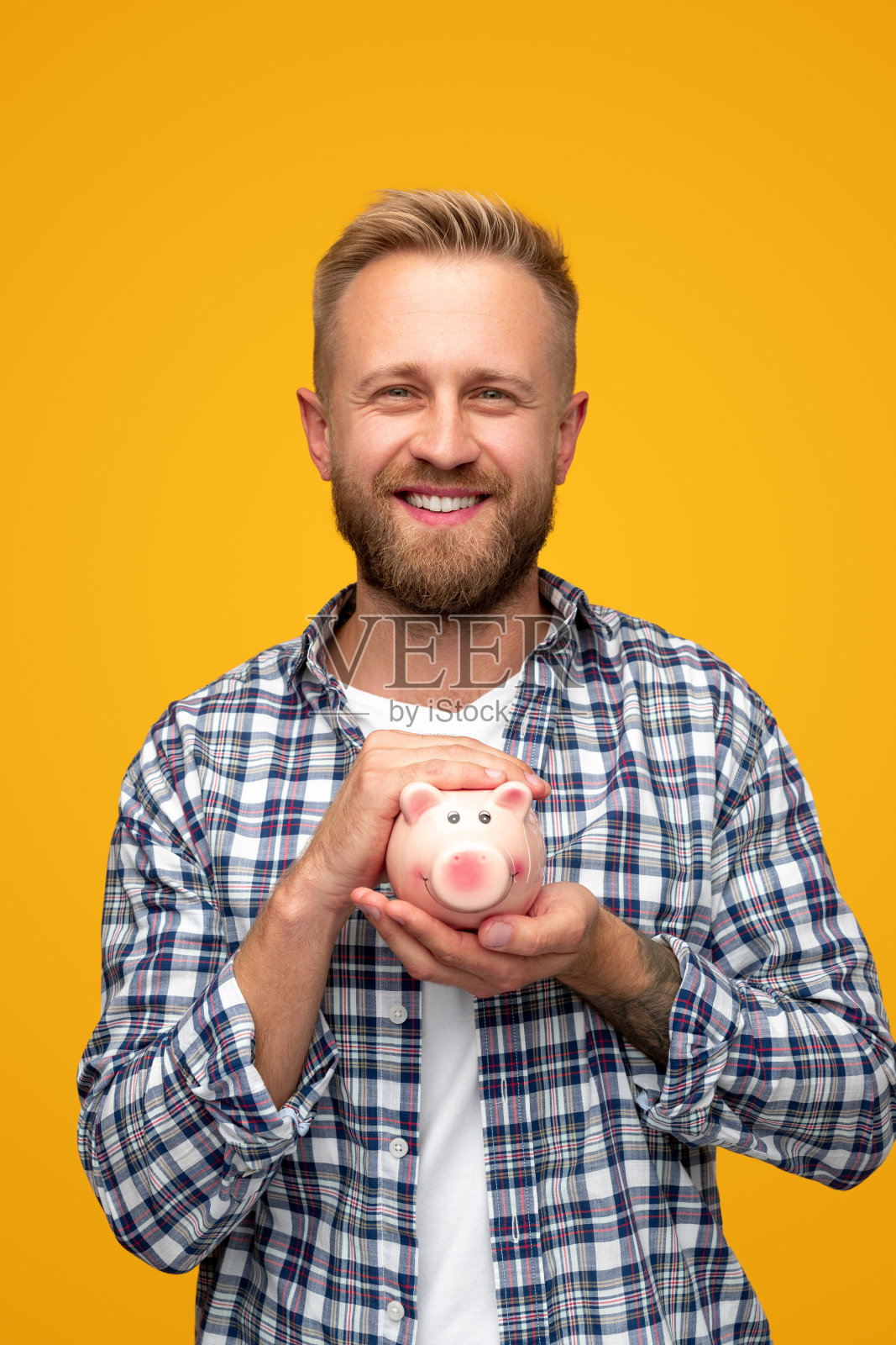 快乐的年轻人和存钱罐照片摄影图片