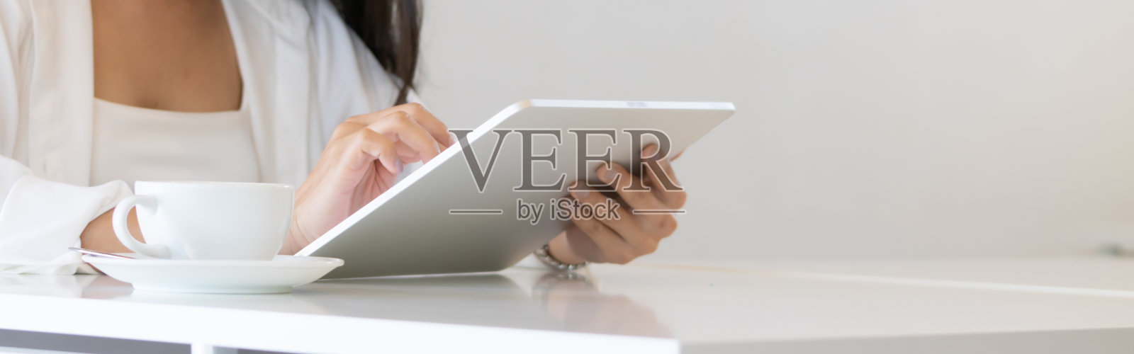 ็使用数字平板裁剪手。照片摄影图片