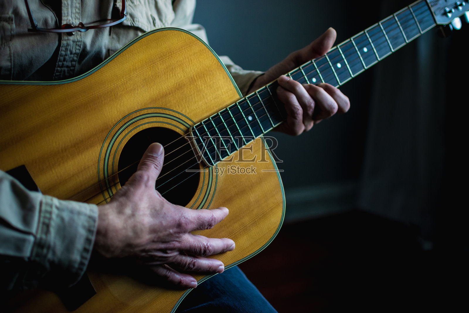 工程师在他的办公室里工作，试图找到一个解决未来工作的办法。照片摄影图片