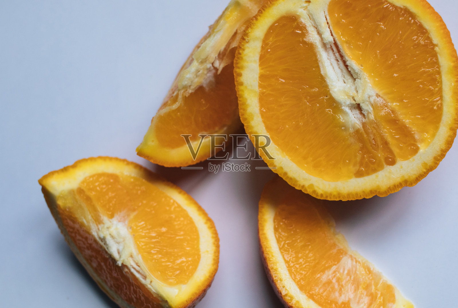 桌上放着切成鲜亮橙色的橙子照片摄影图片