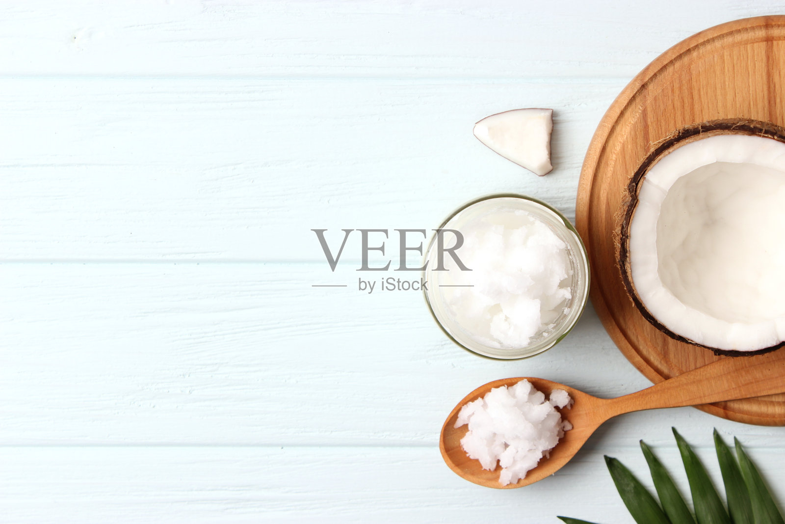 椰子油和椰子，棕榈枝合上照片摄影图片