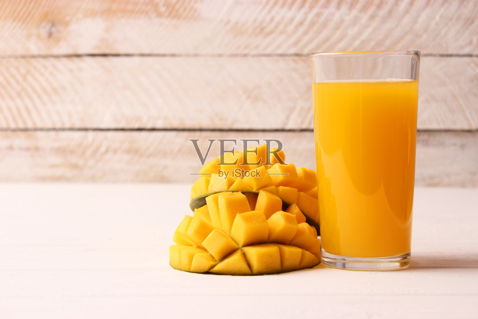 玻璃杯里的芒果汁和芒果水果。照片摄影图片