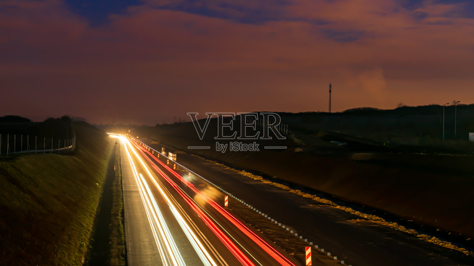 夜晚行驶的汽车的灯光。长时间曝光照片摄影图片