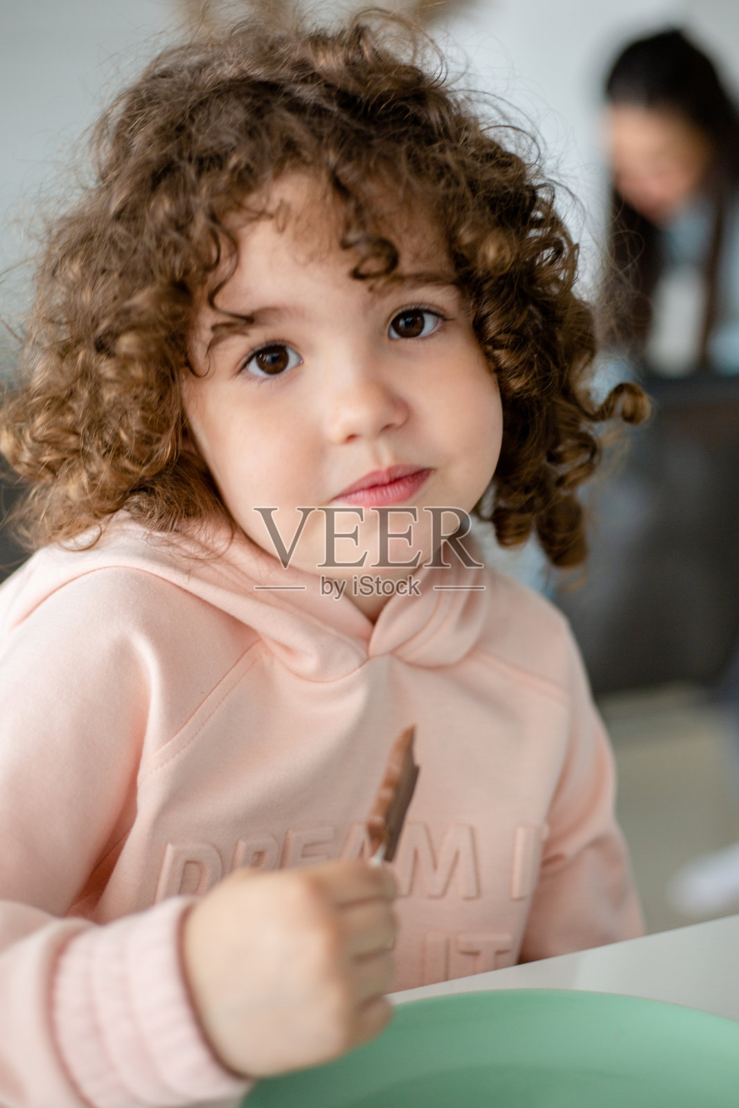 可爱的小女孩照片摄影图片