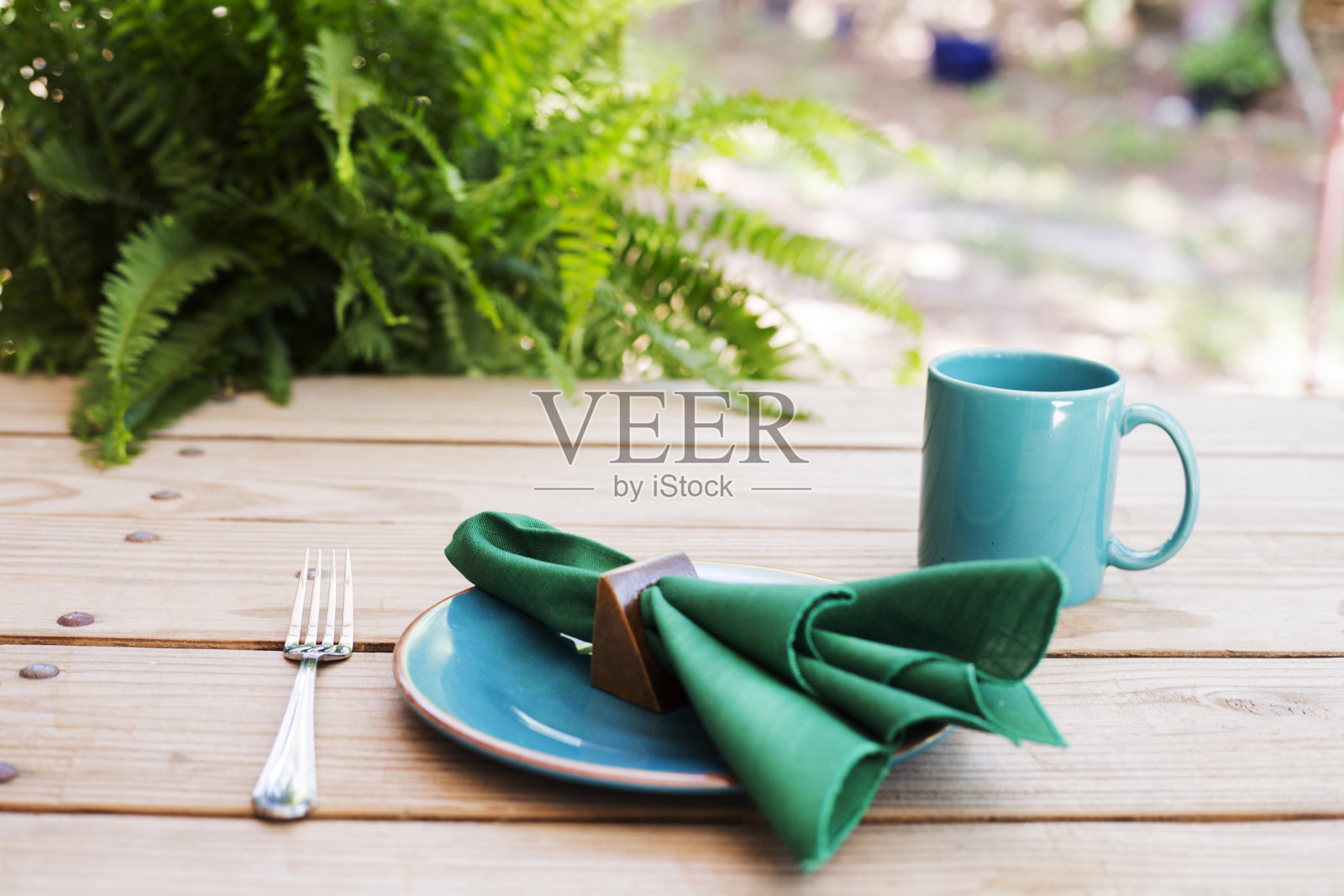 门廊野餐桌上的单人餐具照片摄影图片