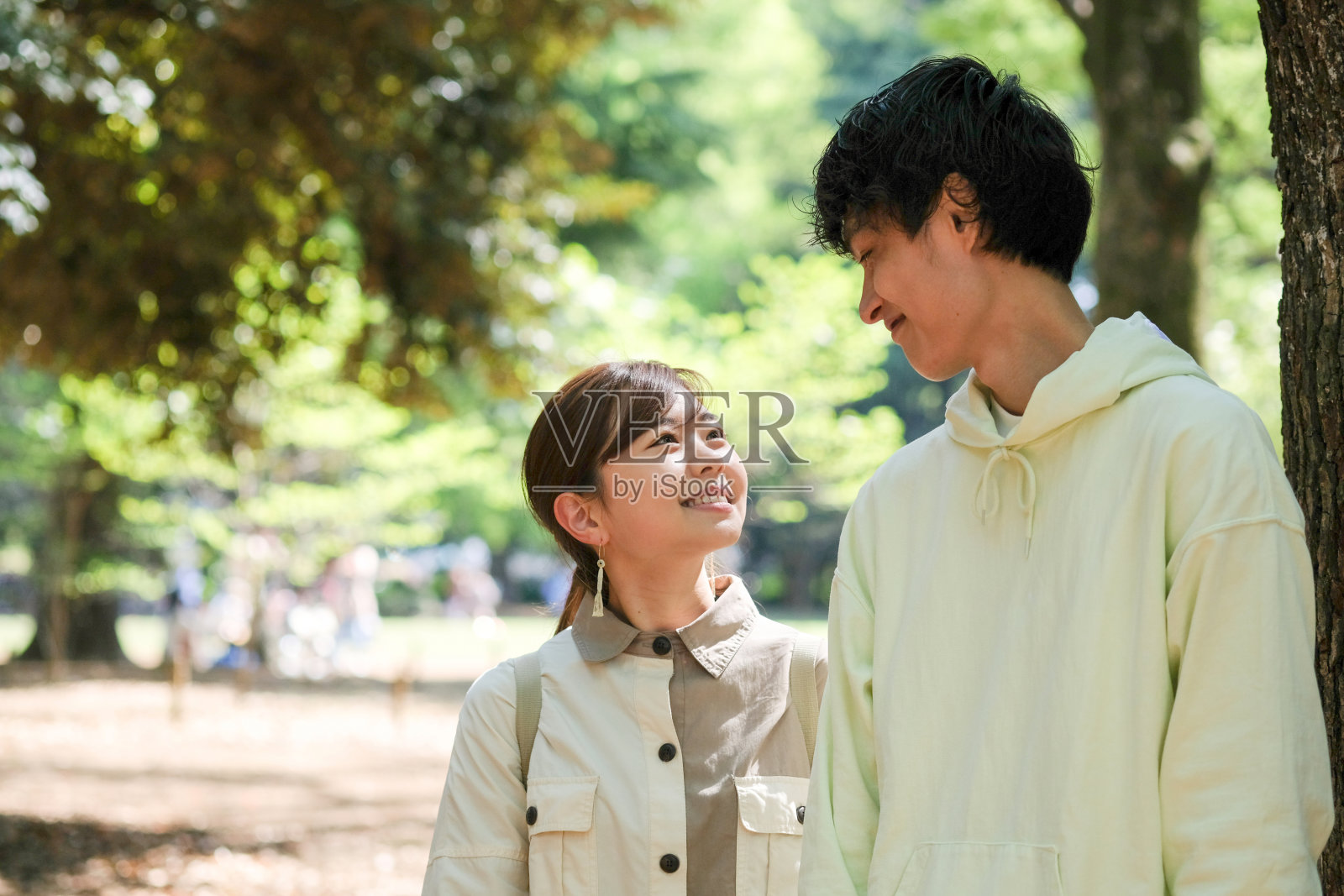 一对年轻情侣在约会和聊天照片摄影图片