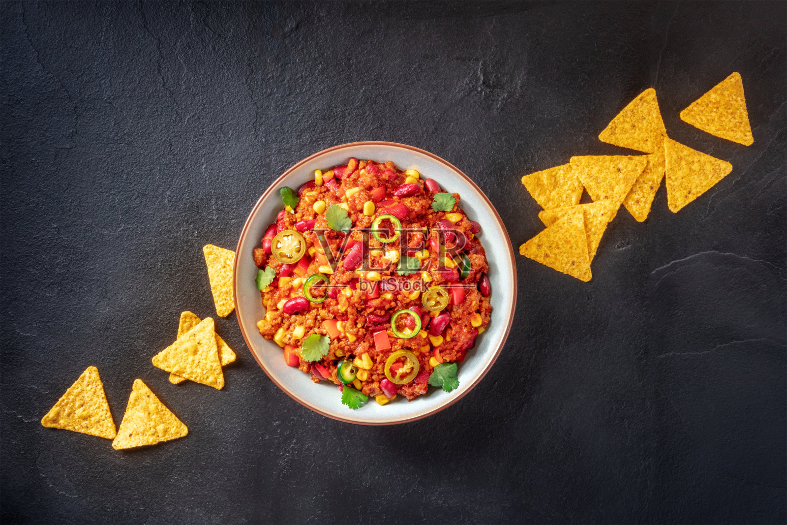 墨西哥辣味牛肉和墨西哥玉米片，头顶平放照片摄影图片