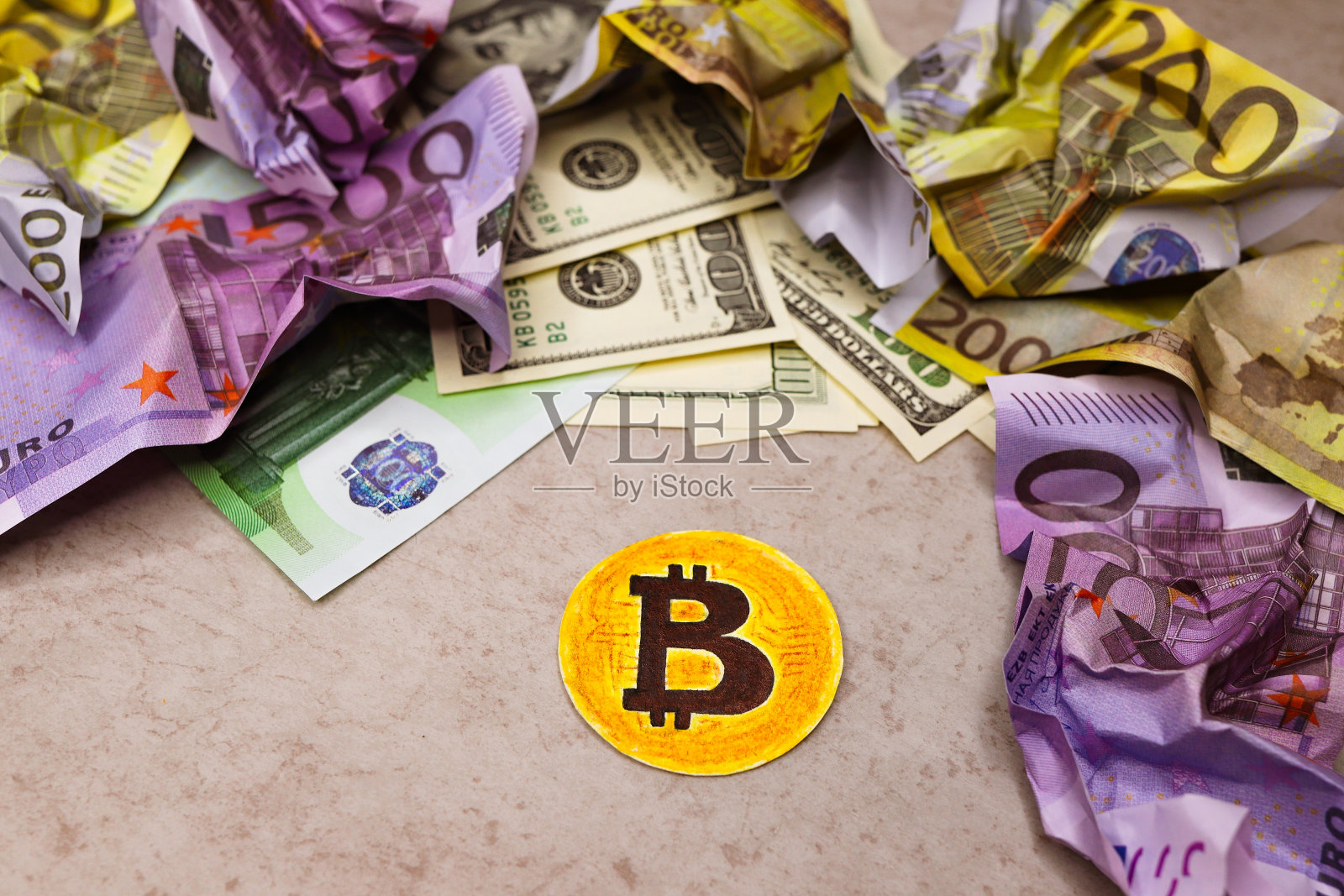 加密的货币。到处都是伪造的比特币和皱巴巴的美元和欧元。照片摄影图片