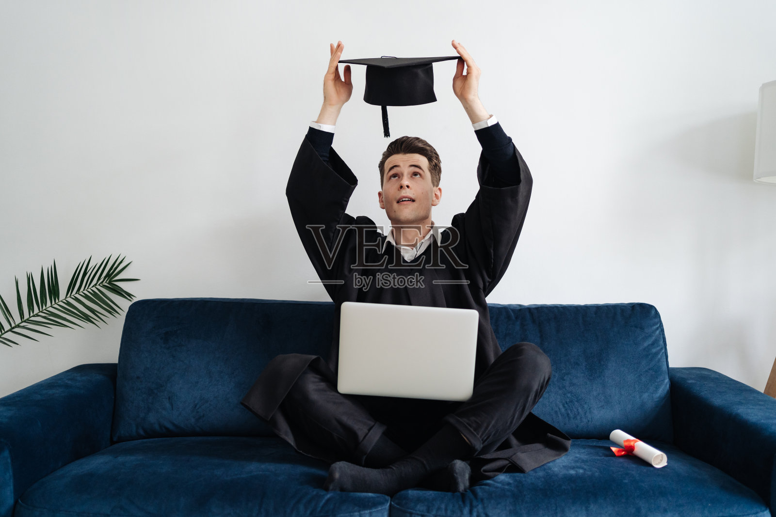 白种年轻人非常兴奋地接受他的学士学位照片摄影图片