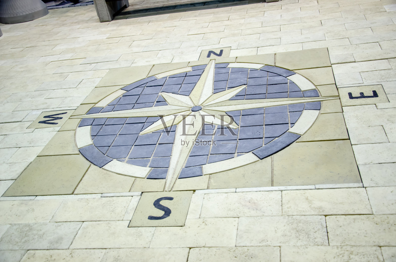 地板上有罗盘玫瑰马赛克图案照片摄影图片