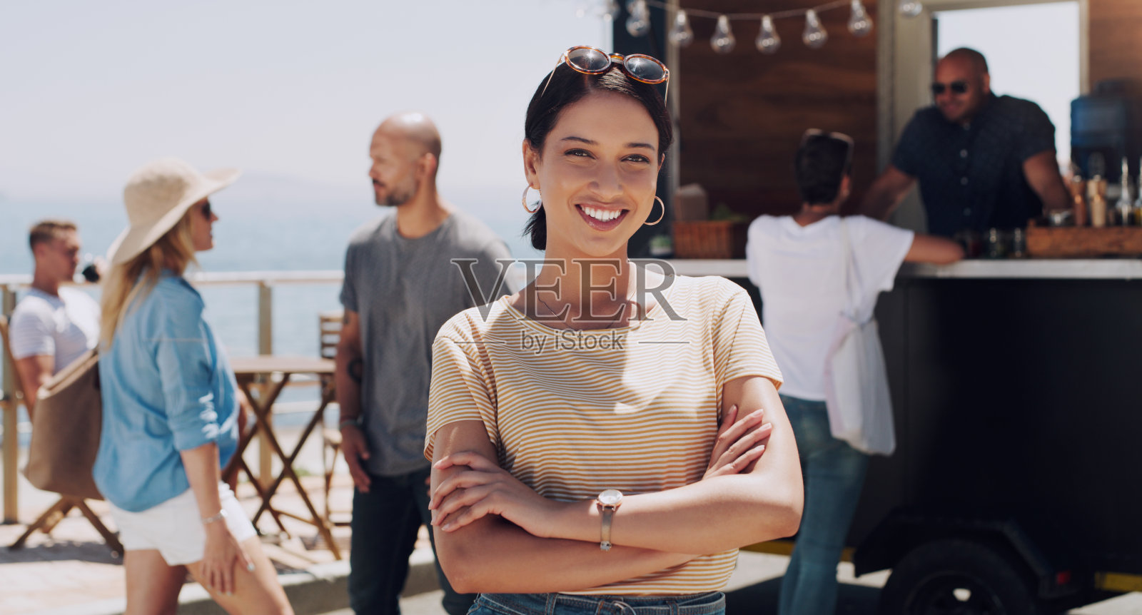 一个年轻女人站在外面照片摄影图片