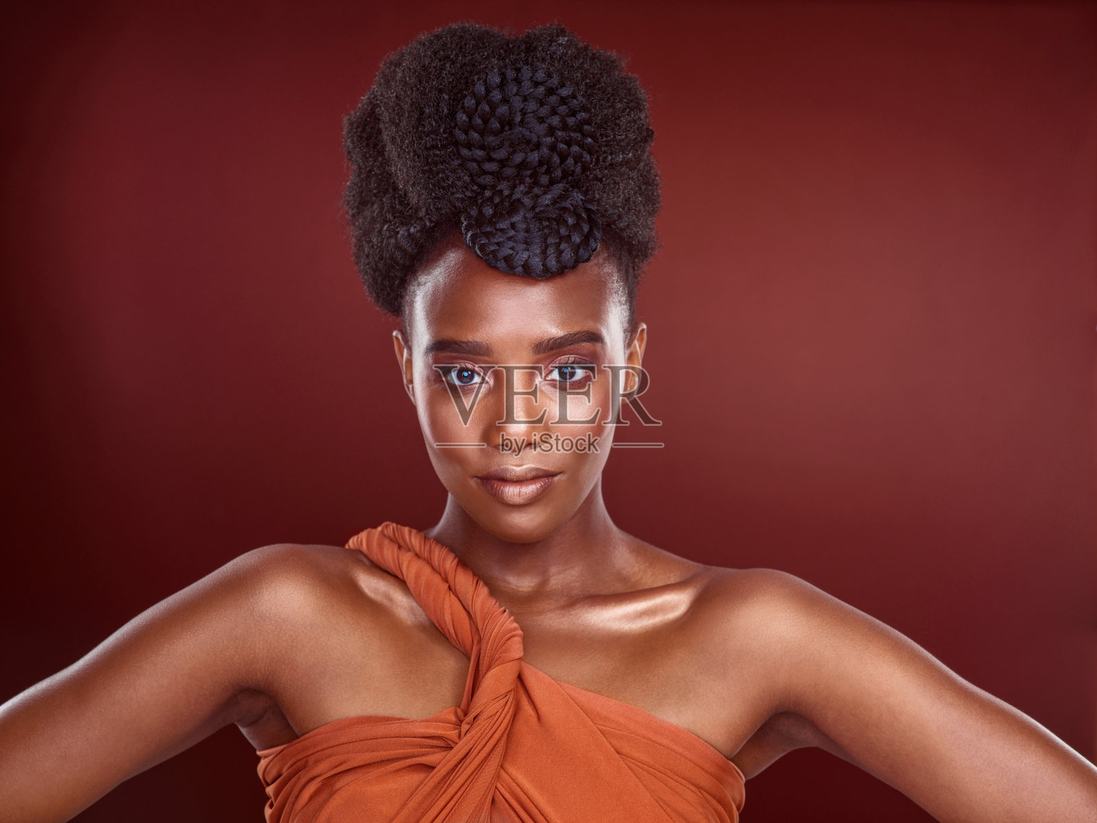 裁剪肖像的一个迷人的年轻女子摆姿势在工作室以红色的背景照片摄影图片