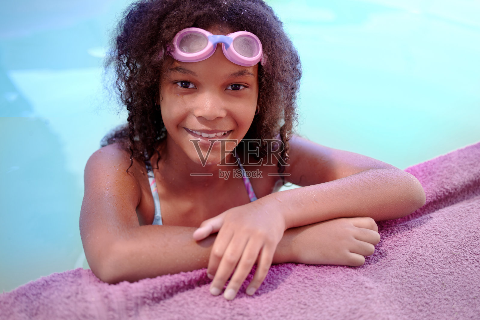 一个小女孩在游泳池里的剪影照片摄影图片