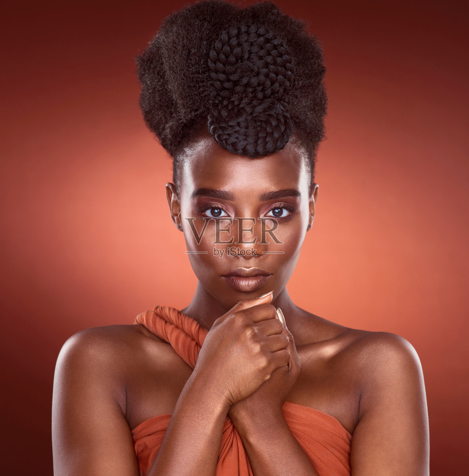 裁剪肖像的一个迷人的年轻女子摆姿势在工作室以红色的背景照片摄影图片