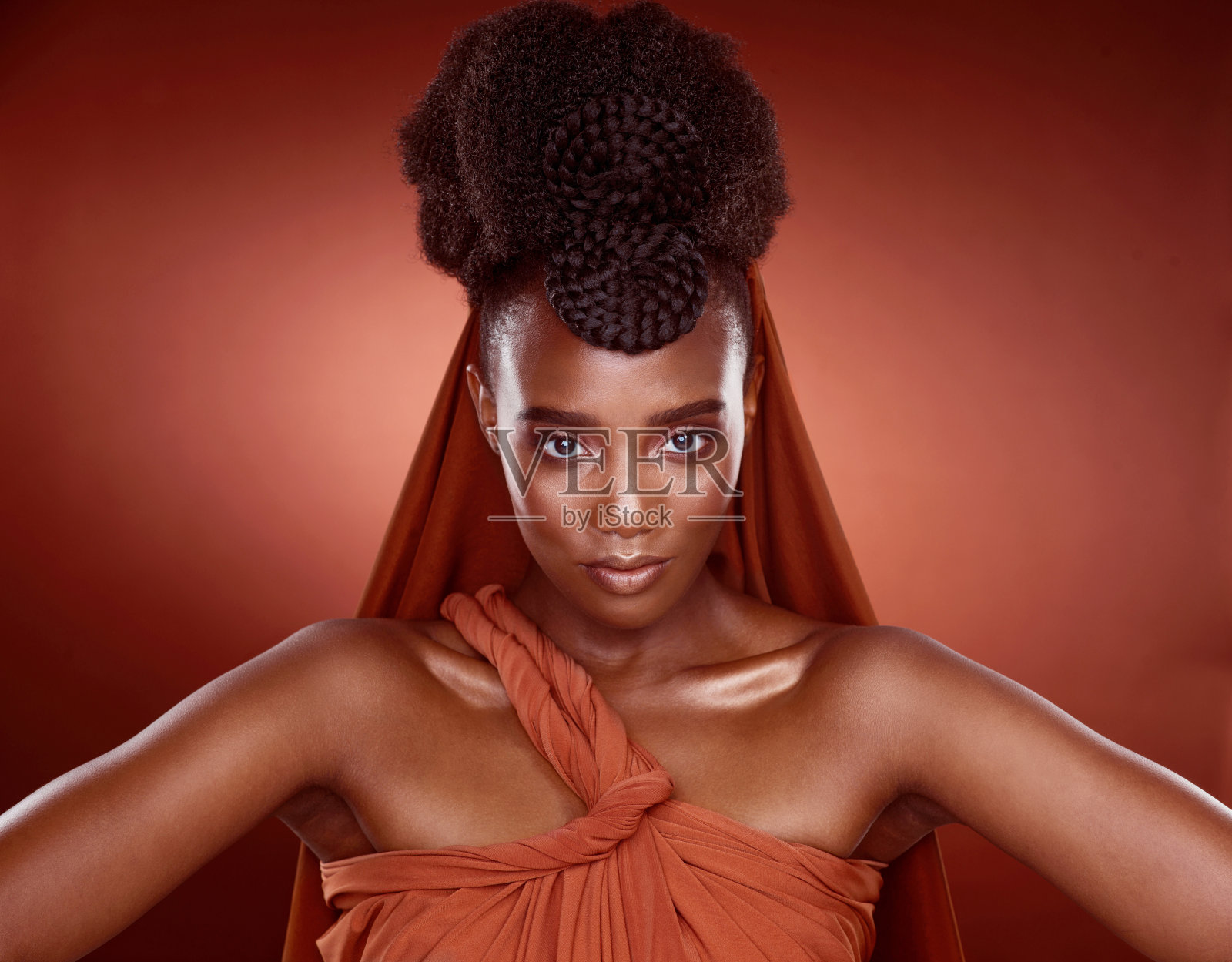 裁剪肖像的一个迷人的年轻女子摆姿势在工作室以红色的背景照片摄影图片