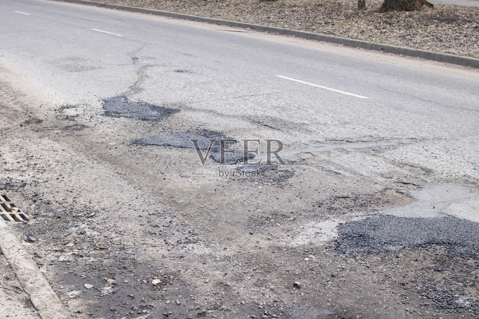 路上的洞用石头填满照片摄影图片