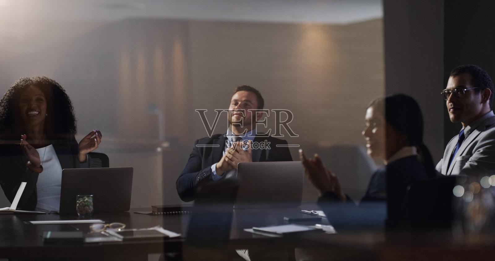 这是一群商人在会议室开会时鼓掌的照片照片摄影图片