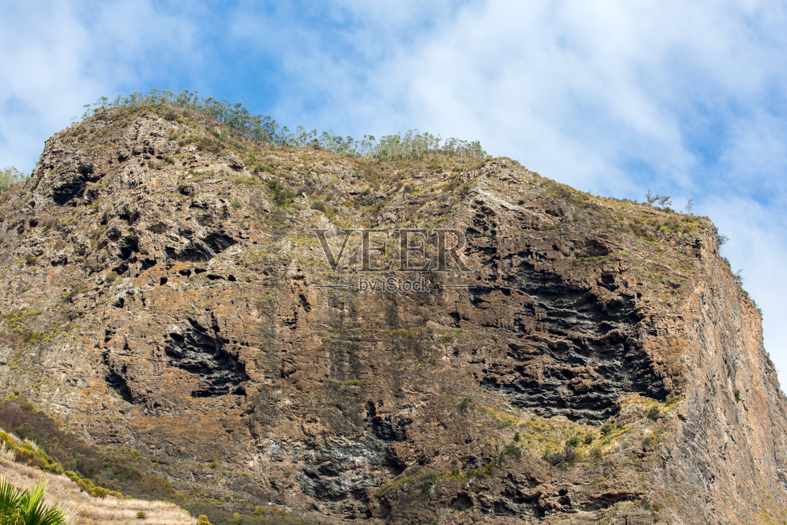 马德拉岛北部海岸，靠近葡萄牙的波尔图-达-克鲁兹照片摄影图片