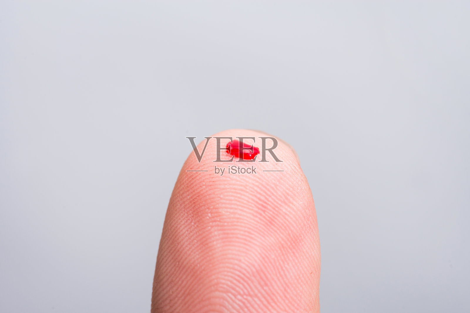 指尖滴血，准备检查血糖水平照片摄影图片