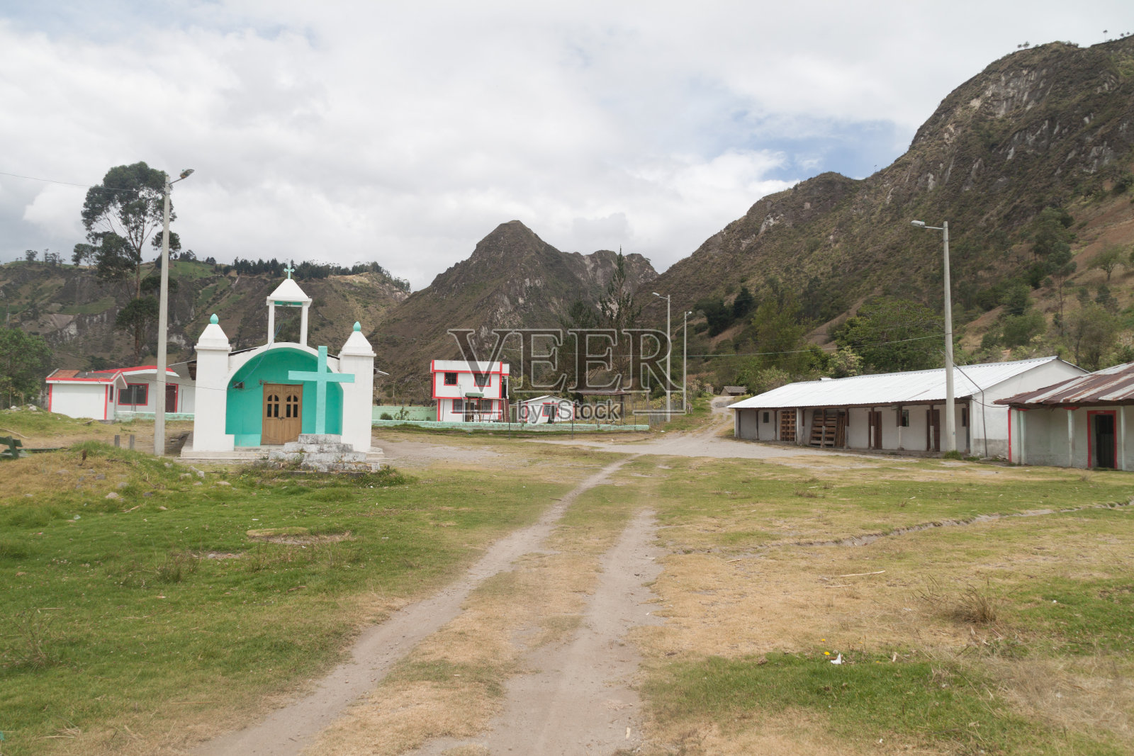 厄瓜多尔基罗托亚火山口附近托奇河峡谷的Itualo村。照片摄影图片