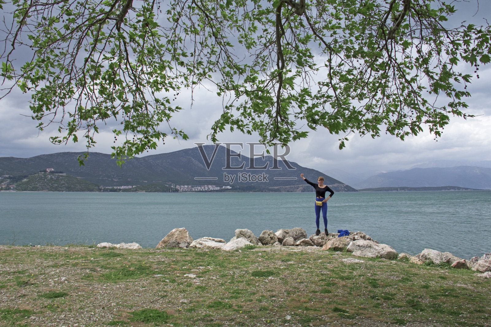 年轻的亚洲女人在公园练瑜伽。照片摄影图片