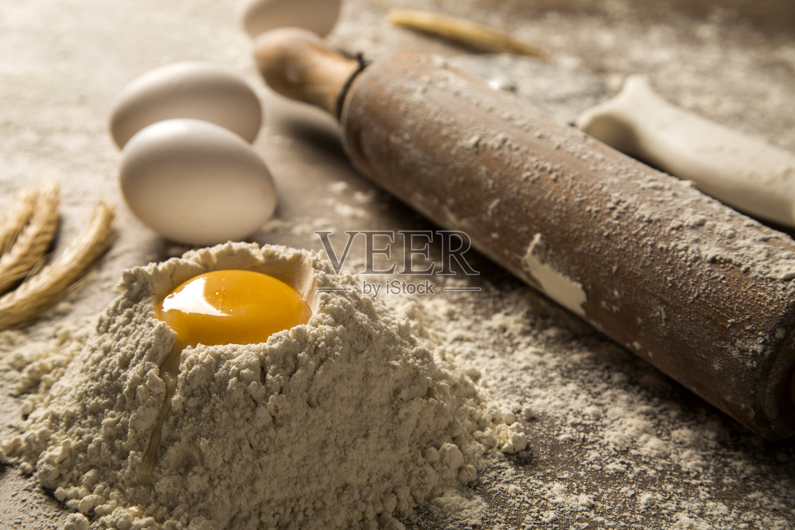 在木背景上自制的生意大利面和意大利面原料照片摄影图片