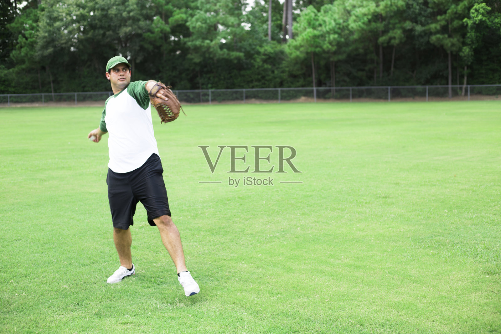 春夏棒球季到了。外场实践。照片摄影图片