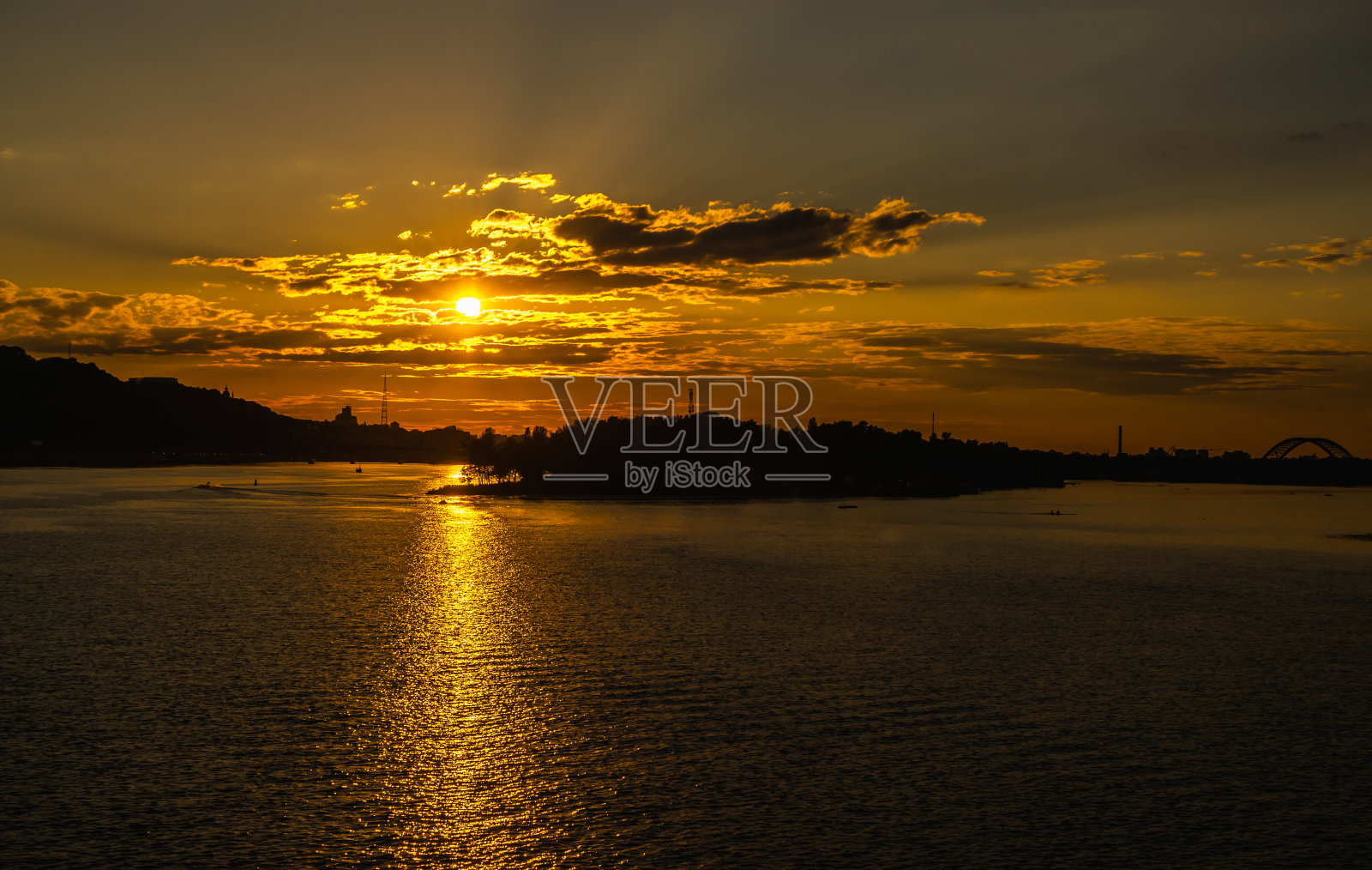 乌克兰基辅第聂伯河上的日落照片摄影图片