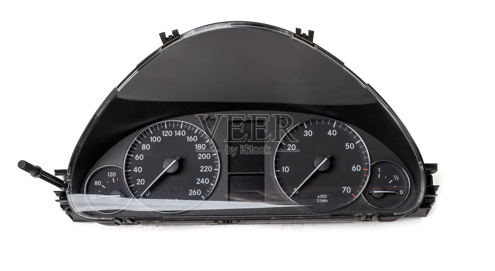 汽车的仪表盘上有白色箭头，带有速度计、转速计等工具，以现代风格的白色孤立背景来监控车辆的状况照片摄影图片