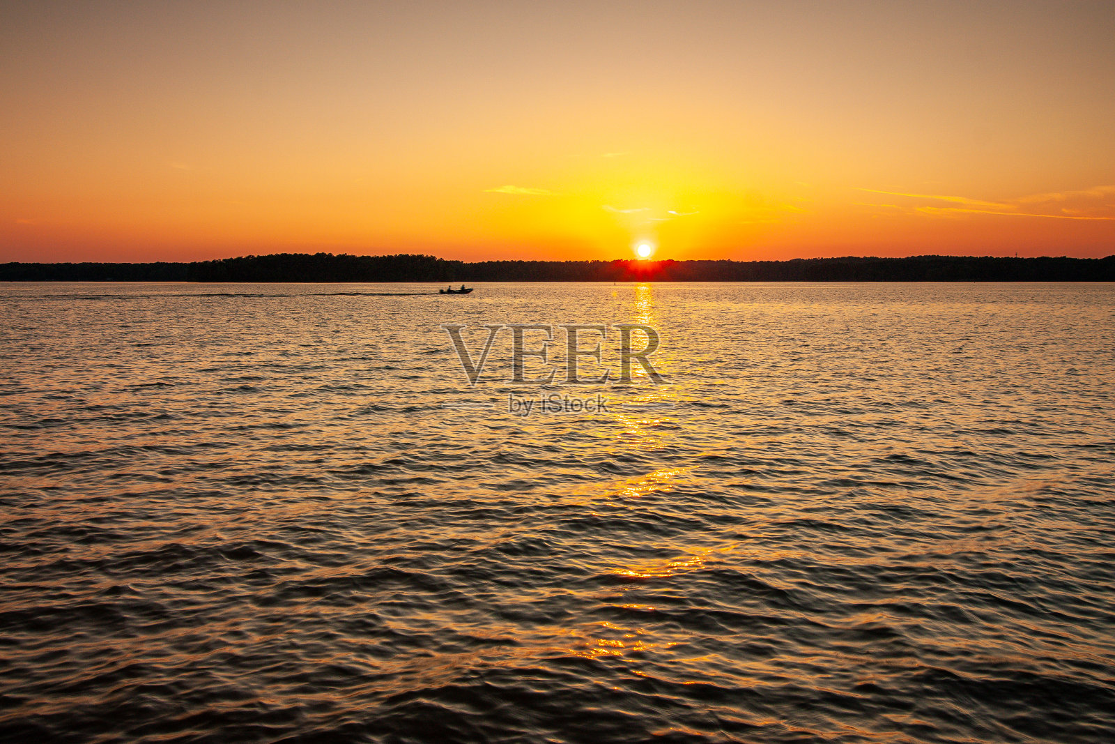 日落时分乔治亚湖上的小船照片摄影图片