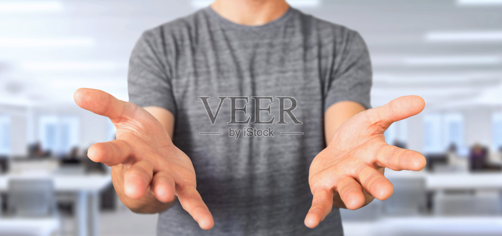 空空的手牵着一个年轻人放松的手照片摄影图片