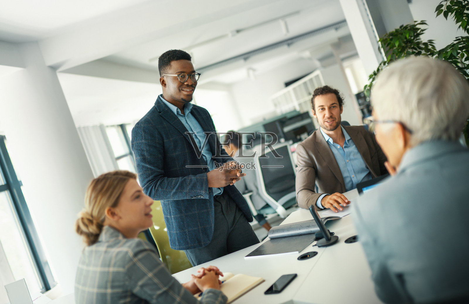 在办公室开会。照片摄影图片