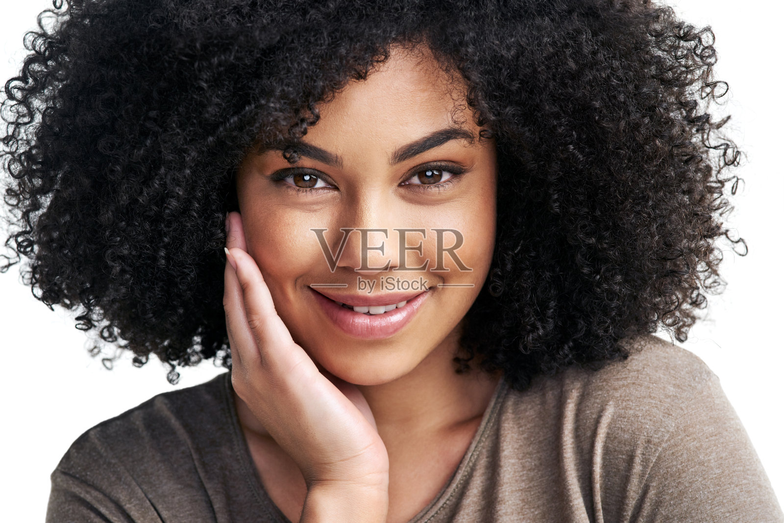 一个迷人的年轻女子在白色背景下摆姿势的工作室肖像照片摄影图片