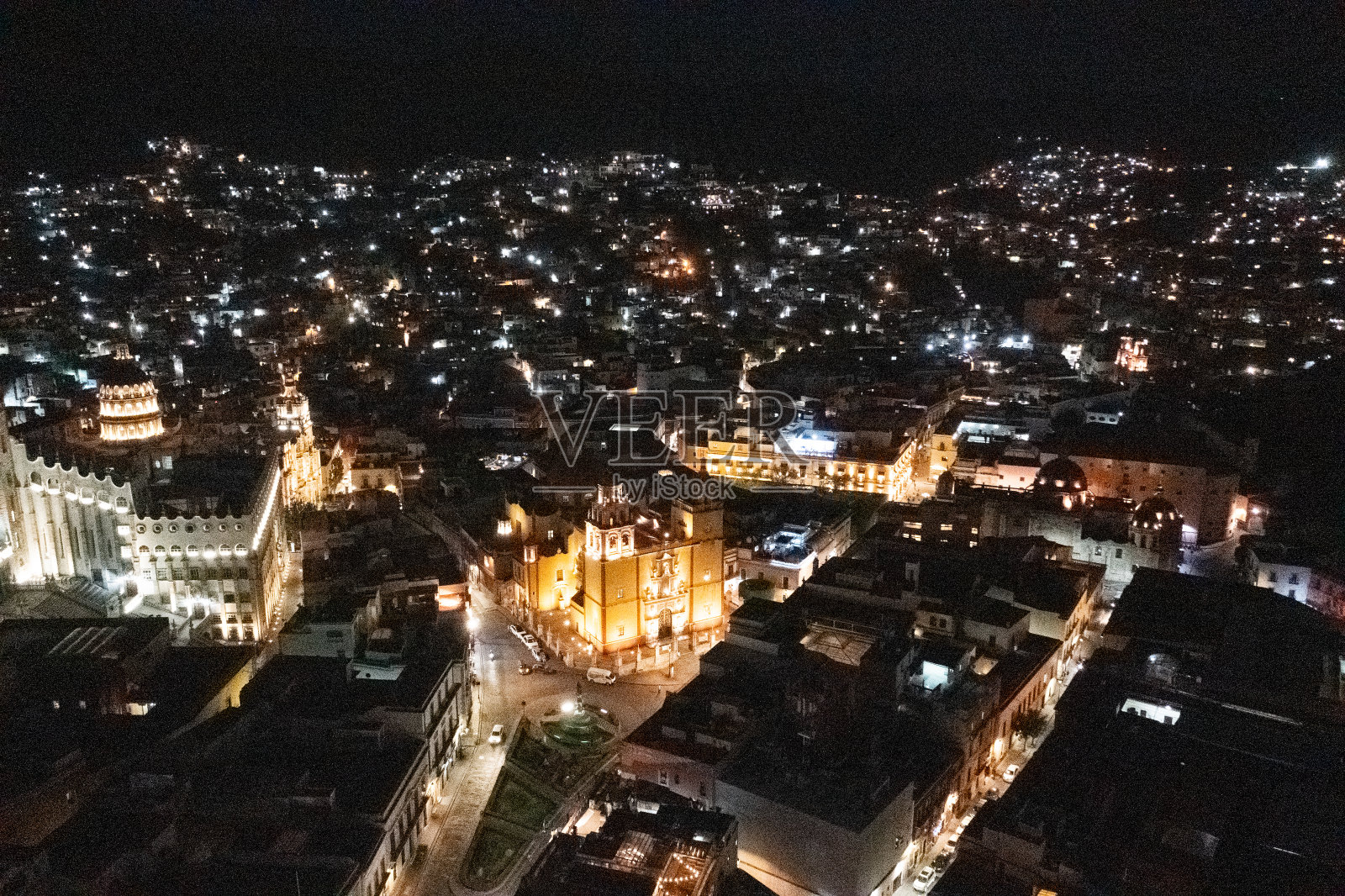 瓜纳华托晚上的高视角照片摄影图片