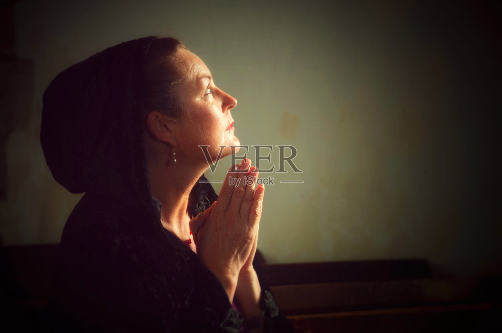 夫人在祈祷照片摄影图片